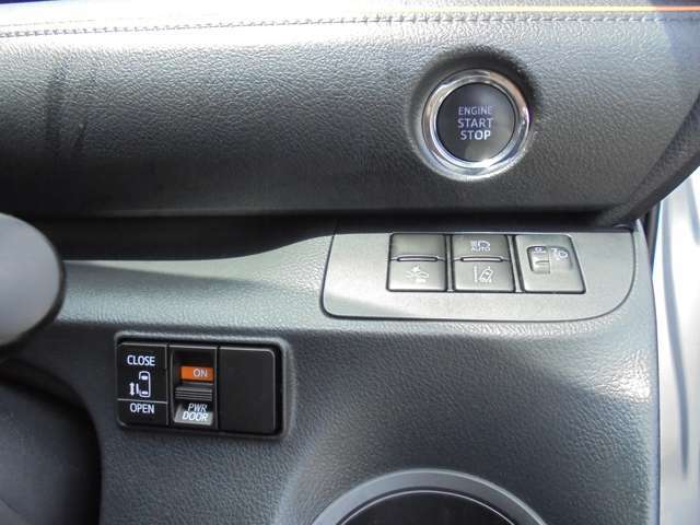 スマートキーを携帯していればキーを取り出さなくてもドアロックの解除・施錠ができます。エンジンの始動はブレーキを踏みながらスタートスイッチを押すだけです。