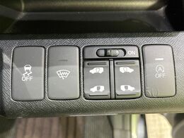 【両側パワースライドドア】スマートキーや運転席のスイッチで後席両側スライドドアの開閉が可能♪電動だから力を入れてドアを開ける必要が無く、小さなお子様でも簡単に開け閉めでき快適です♪