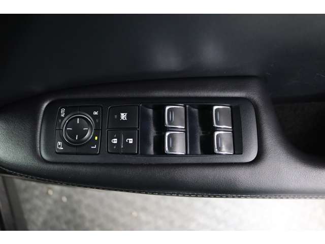 運転席ドアスイッチ回りの画像です。