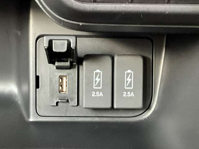 USBケーブルがあればスマホの充電も車内で出来ます！