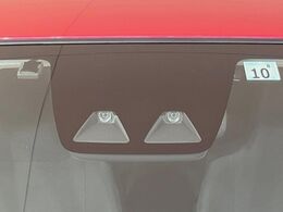 【スマートアシスト】走行中に前方の車両等を認識し、衝突しそうな時は警報とブレーキで衝突回避と被害軽減をアシスト。より安全にドライブをお楽しみいただけます。