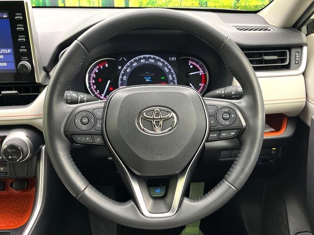 【純正革巻きステアリング】上質な革を使用することで、手にしっかり馴染みとても運転しやすいハンドルです♪