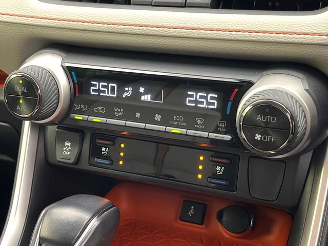 【シートベンチレーション】夏場は涼しい風でお尻や背中の熱やムレを防ぎ、冬はエアコンよりも早く温まってポカポカに！季節を問わず快適に過ごせます。