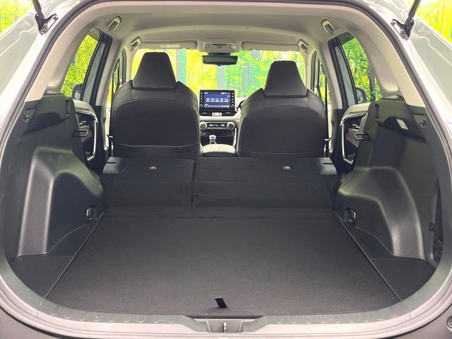 普段のお買い物や通勤、送迎等に十分な荷室スペースを確保しております。セカンドシートを倒すと、大きな荷物の積載も可能です♪
