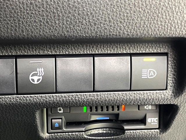 【ステアリングヒーター】冬場に冷たくなりやすい革巻きステアリングを、スイッチ一つで素早く適温に！エアコンよりも早く温まってくれるので、寒い日の運転も快適になりますね♪