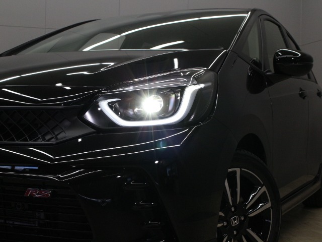 【LEDヘッドライト】悪天候や夜間走行時も良好な視界を確保し安心して運転できる高輝度LEDヘッドライトを装備！点灯速度が早く、消費電力も抑えられています！！