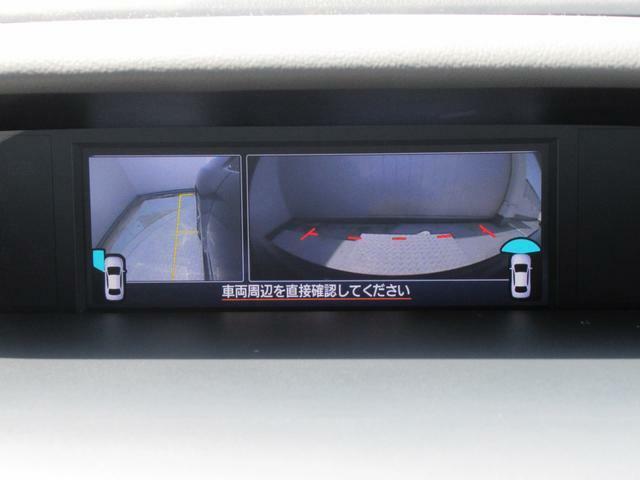 マルチファンクションディスプレイに、左前タイヤ付近と前方を映し出す、サイドビューモニターと、フロントカメラを装備しています。