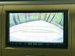 【バックカメラ】駐車時に後方がリアルタイム映像で確認できます。大型商業施設や立体駐車場での駐車時や、夜間のバック時に大活躍！運転スキルに関わらず、今や必須となった装備のひとつです！