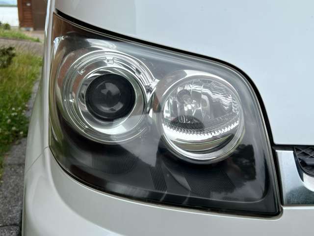 ディスチャージ（HID）ヘッドライトです。消費電力が少なくしかも明るく白いらいとです。夜間の運転も快適安全をお約束いたします。（＾-＾）発電機に負担が少なく燃費の向上にも一役しています。
