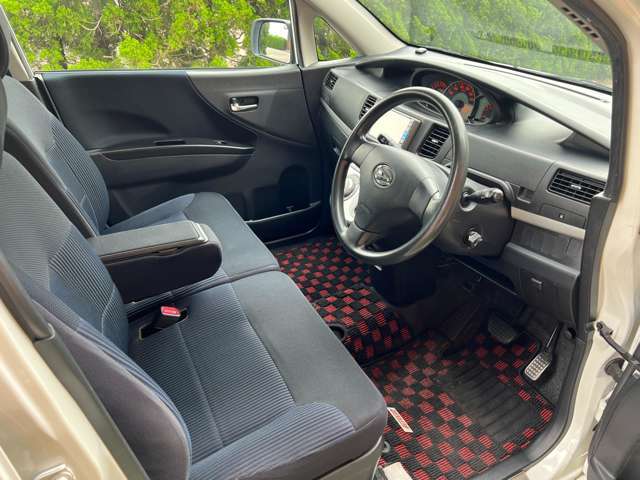 運転席の足元です。良く使用状態が現れるこの場所がこんなに綺麗！！なら、車じゅうの各所が、どのような状態であるかがおわかり頂けると思います（＾-＾）ほんときれい・・・