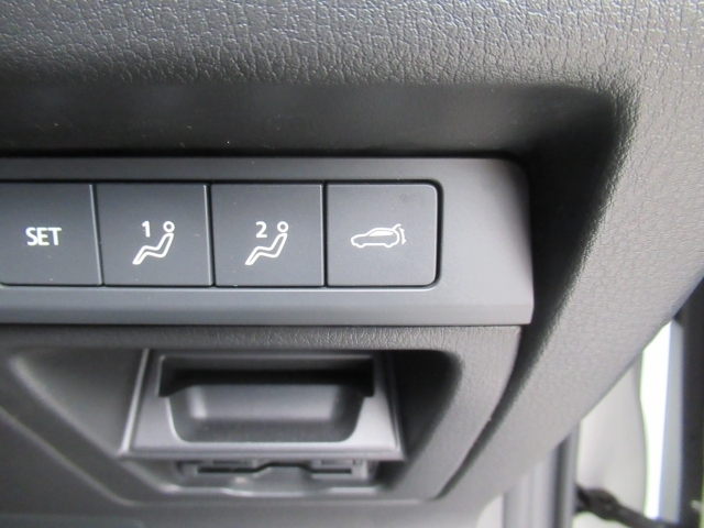 パワーリフトゲート装備。運転席からスイッチ一つで開閉でき便利！また、女性の方などでも重い思いせずともラクラク開閉できます。