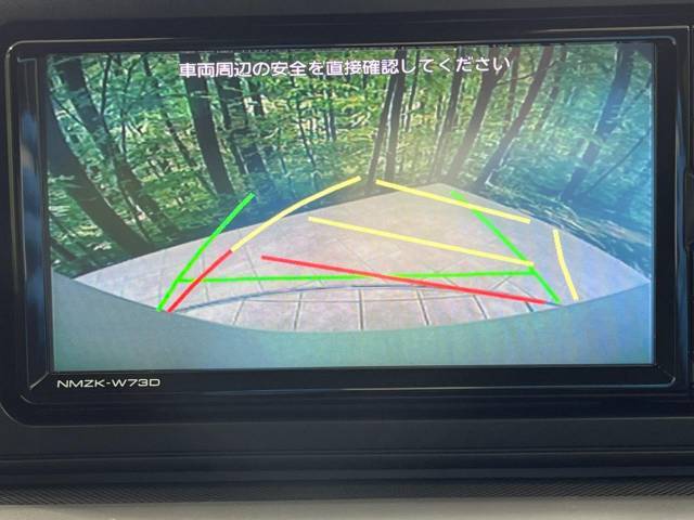 【バックカメラ】駐車時に後方がリアルタイム映像で確認できます。大型商業施設や立体駐車場での駐車時や、夜間のバック時に大活躍！運転スキルに関わらず、今や必須となった装備のひとつです！