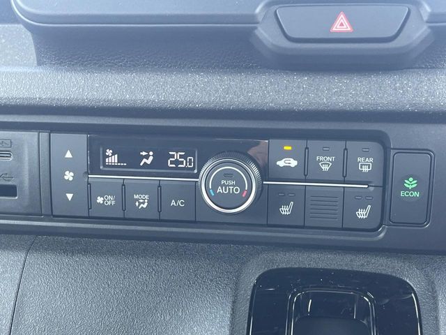 【シートヒーター】寒い日に重宝するシートヒーター！エアコンより早く温まってくれるので寒がりの人も安心ですね♪エアコンの温風は乾燥するから苦手、という方にもをおすすめです。