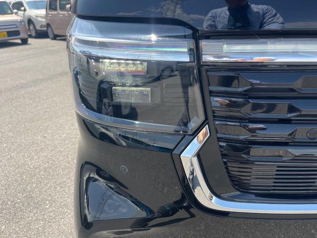 【LEDヘッドライト】悪天候や夜間走行時も良好な視界を確保し安心して運転できる高輝度LEDヘッドライトを装備！点灯速度が早く、消費電力も抑えられています。
