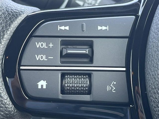 【ステアリングスイッチ】運転中、前方から目線をそらすことなく、オーディオ等の操作が可能な便利機能！安心＆快適なドライブを演出してくれます♪