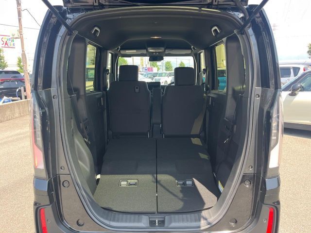 普段のお買い物や通勤、送迎等に十分な荷室スペースを確保しております。セカンドシートを倒すと、大きな荷物の積載も可能です♪