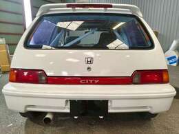 スタッフ1人で運営しております、出入りが多く、希少車等は展示場以外で保管しておりますので、見学等ご希望の方はスタッフへご連絡ください。スタッフ直通：080-8042-4747