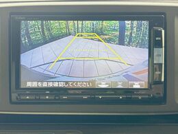 【バックカメラ】駐車時に後方がリアルタイム映像で確認できます。大型商業施設や立体駐車場での駐車時や、夜間のバック時に大活躍！運転スキルに関わらず、今や必須となった装備のひとつです！