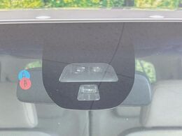 【シティブレーキアクティブシステム】低速走行中に前方の車両等を認識し、衝突しそうな時は警報とブレーキで衝突回避と被害軽減をアシスト。より安全にドライブをお楽しみいただけます。