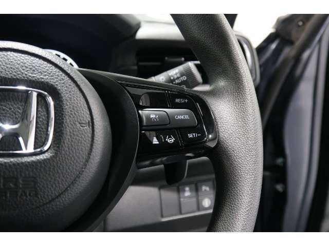 Hondaセンシングの機能のひとつ、アダプティブクルーズコントロール付！アクセルから足を離しても設定したスピードと前車との車間を保ち走行してくれます！車線維持もアシスト☆高速道路で疲労軽減ですね☆
