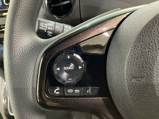 ステアリングスイッチがついていますので、オーディオのチャンネル変更、ボリューム、ジャンル変更が操作可能です。ハンドルから手を離さず安全に操作できます。