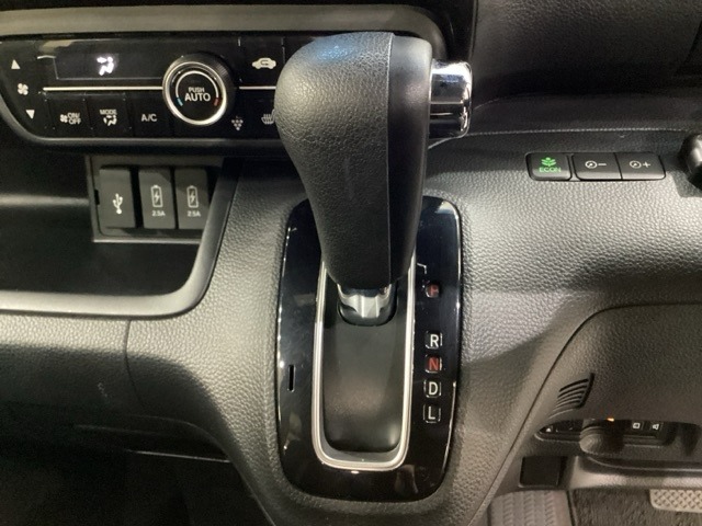 CVT車のセレクトレバーです。低速から高速まで、変速ショックのないスムーズな走りを実現するとともに、エンジン効率のよい領域を維持することで燃費にも貢献します。