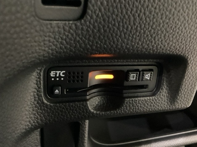 ハンドルの左下にETCがついています。高速道路の料金所の通過も楽々です。　カードの取り出しもしやすい場所についています。