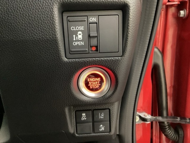 左側電動スライドドアは運転席から操作ができるよう、操作スイッチが付いています。Hondaセンシング用のVSA解除とレーンキープアシストシステムなどのメインスイッチも装備しています。