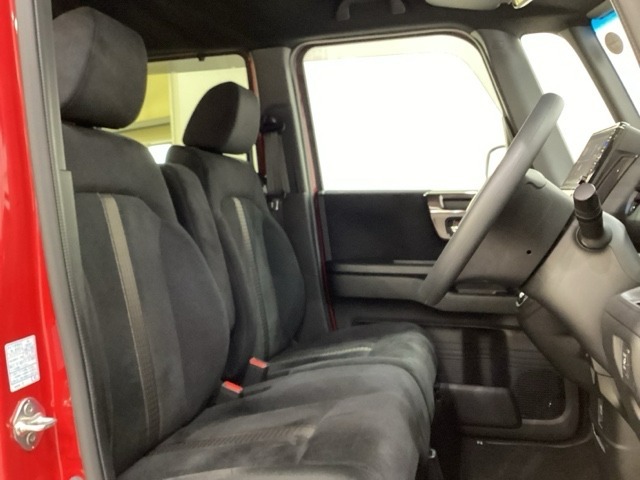 広い足元に肘掛けもついたゆったり座れるシートです。運転席と助手席の間が空いているため、助手席側への移動がスムーズです。交通量の多い道でも、助手席側から乗り降りができます。