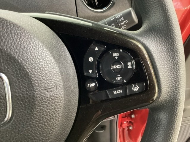 ハンドルにHondaセンシング系のクルーズコントロールやレーンキープアシストなどの操作スイッチが装備されています。ハンドルから手を離さず安全に操作できます。