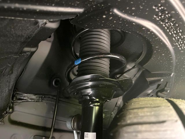 お車を安心してお乗りいただく為には、足回りの定期点検が欠かせません。サービスサポート（有償保証）では無料点検もご提供しており、安心のカーライフをお過ごしいただけるサポート体制が整っています。