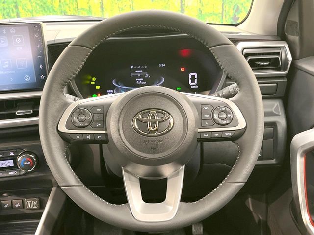 インテリアに合わせたデザインのステアリングは、運転される方のことも考え、運転しやすい形状、大きさです。是非一度、実際に触ってお確かめください。