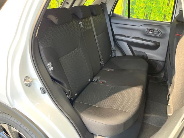 後部座席も気になるようなキズ・汚れやへたり等、大きなダメージはなく、良好な状態です。