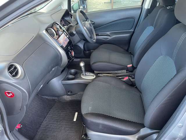 助手席側の写真。運転席側と同様にシートもしっかりしていて長時間座っていても疲れにくいはずです！助手席の前にはグローブボックスなどがあります！
