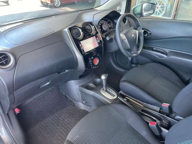 助手席側の写真。運転席側と同様にシートもしっかりしていて長時間座っていても疲れにくいはずです！助手席の前にはグローブボックスなどがあります！