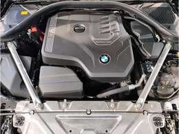 【BMWエンジン】革新的なガソリン・エンジン・テクノロジーによる高性能かつ高効率。レスポンスの良いパワーを発揮。常にスムーズな吸気を実現しアクセル開度にダイレクトに反応しドライビングを楽しく演出。
