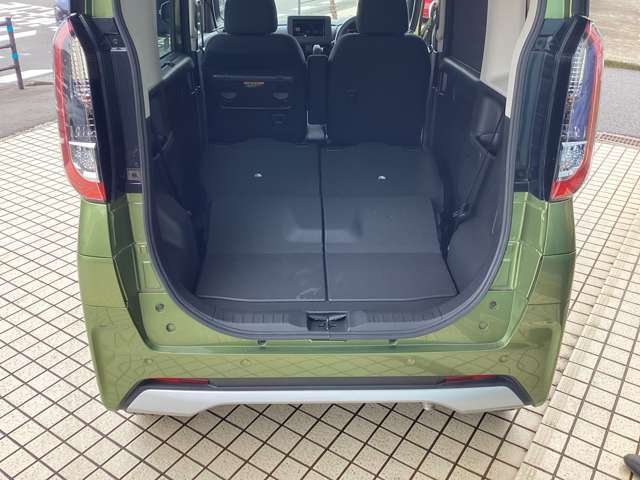 シートを倒せば長い荷物もらくらく♪