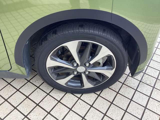 クールなデザインの純正アルミホイール！