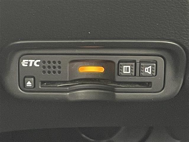 【ETC】有料道路を利用する際に料金所で停止することなく通過できる、ETC車載器（ノンストップ自動料金収受システム機器）が装備されています。セットアップを行うことで利用可能になります。