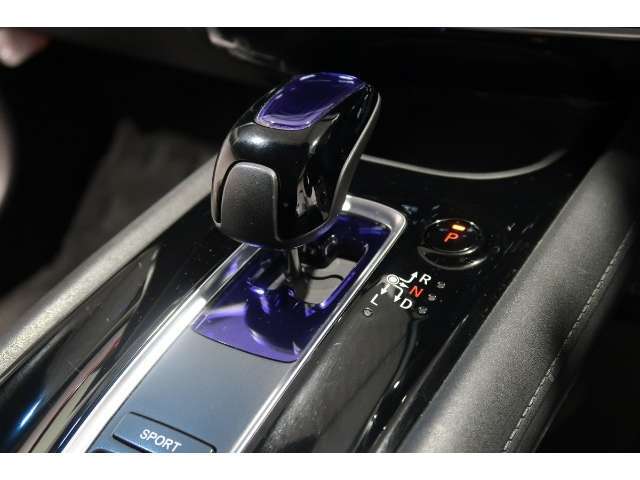 ハイブリッド車特有の小型セレクトノブは軽いタッチでスマートに操作できますよ。