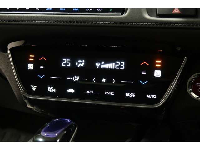 オートエアコンは左右席で独立温度コントロールが可能です。シートヒーター付きで、冷えた車内でもスイッチを押せば数秒で座面と背もたれがあたたかくなります。