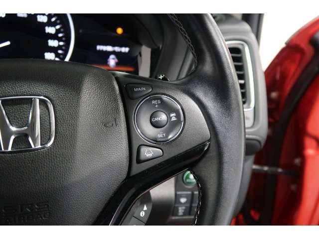 Hondaセンシングの機能のひとつ、アダプティブクルーズコントロール付！アクセルから足を離しても設定したスピードと前車との車間を保ち走行してくれます！車線維持もアシスト☆高速道路で疲労軽減ですね☆