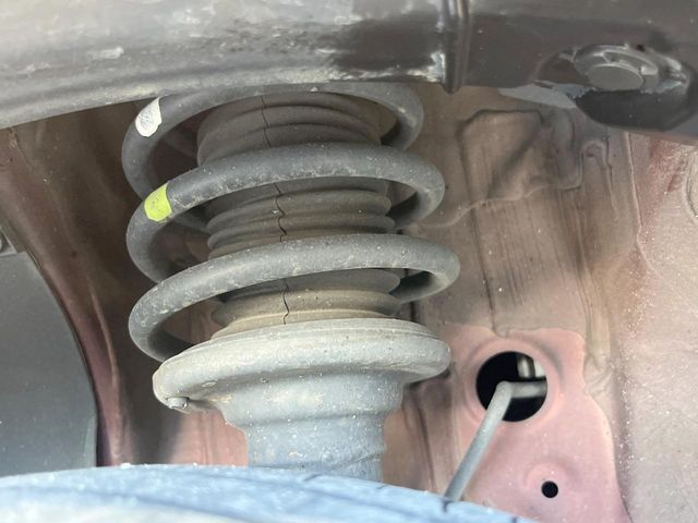 お車を安心してお乗りいただく為には、足回りの定期点検が欠かせません。サービスサポート（有償保証）では無料点検もご提供しており、安心のカーライフをお過ごしいただけるサポート体制が整っています。