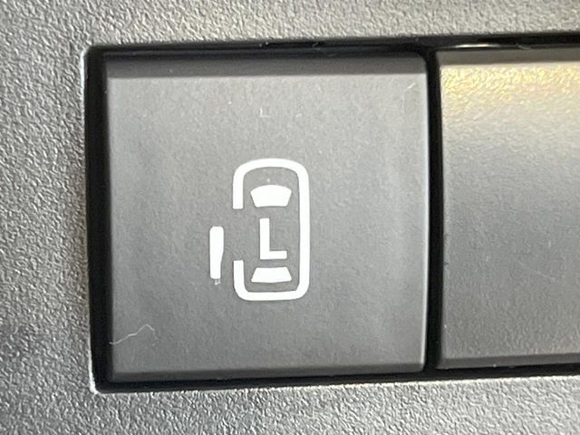 【パワースライドドア】スマートキーや運転席のスイッチでスライドドアの開閉が可能♪電動だから力を入れてドアを開ける必要が無く、小さいお子様でも、重い荷物を持っている時もラクに開け閉めできます♪