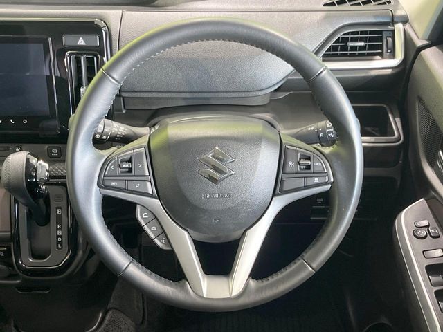 【純正革巻きステアリング】上質な革を使用することで、手にしっかり馴染みとても運転しやすいハンドルです♪