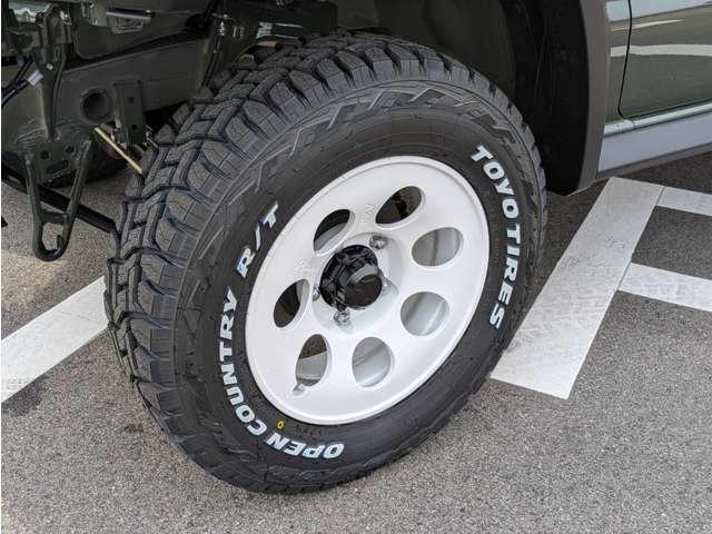 ホワイトレタータイヤがよく似合う車ですね♪