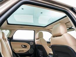 フルガラスパノラミックルーフ。車内に気持ちいい自然光が差し込み、頭上に広がる風景をお楽しみいただけます。快適な車内温度を維持し日差しから乗員とインテリアを守るダークカラーのガラス。電動ブラインド付き！
