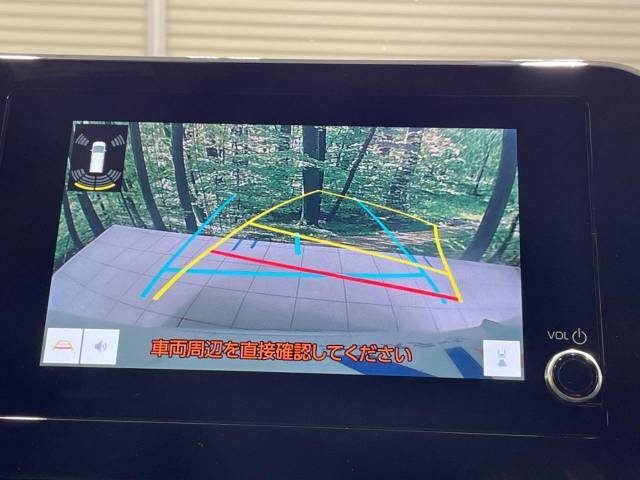 【バックカメラ】駐車時に後方がリアルタイム映像で確認できます。大型商業施設や立体駐車場での駐車時や、夜間のバック時に大活躍！運転スキルに関わらず、今や必須となった装備のひとつです！