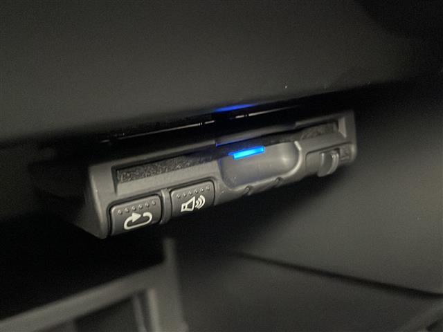【ETC】有料道路を利用する際に料金所で停止することなく通過できる、ETC車載器（ノンストップ自動料金収受システム機器）が装備されています。セットアップを行うことで利用可能になります。