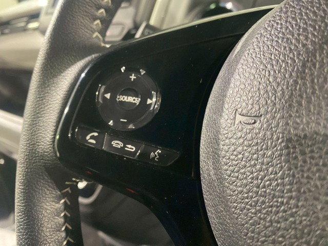 【ステアリングリモコン】ステアリングにオーディオ調節可能なスイッチが装備されていますので運転中でも視線をそらさずにオーディオの調節が可能です！